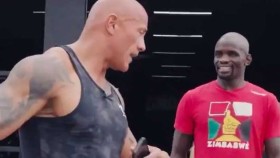 Příběh jak z hollywoodského filmu. The Rock koupil dům pro UFC fightera