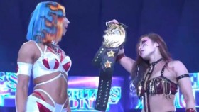 Sasha Banks čelí posměchu za botch při svém debutu v NJPW, Návrat Williama Regala do WWE
