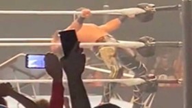 Seth Rollins vzdal hold Brayi Wyattovi na WWE Live Eventu
