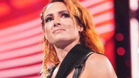 Becky Lynch se těší na používání zakázaných slov, Undertaker a AEW hvězda na společné fotografii