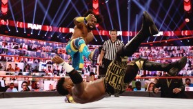 Proč za zpackaný závěr zápasu v show RAW nemůže rozhodčí?