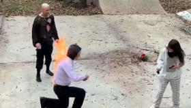 Darby Allin zapálil svého bratra při bizarní žádosti o ruku, která se zvrtla