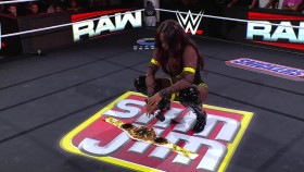 Naomi oznámila v pondělní show RAW, že je těhotná a vzdala se titulu