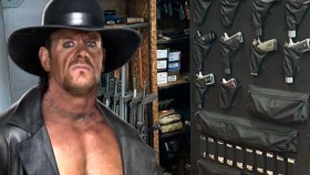 Undertaker se pochlubil svou impozantní sbírkou zbraní