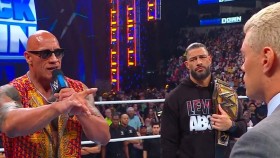 VIDEO: Člen štábu WWE signalizoval The Rockovi, aby rychle ukončil své promo