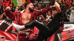 Seth Rollins začíná zápas s Finnem Bálorem už svým ringovým oblečením