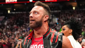 LA Knight se vyjádřil k obavám fanoušků o jeho stavu a účasti na WrestleManii 42