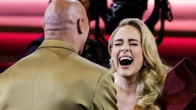 Adele se na udělování Grammy 2023 konečně osobně setkala s The Rockem