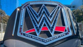 Obří titul před centrálou WWE, Wrestler RAW je mimo, Hall of Famer změnil svůj vzhled