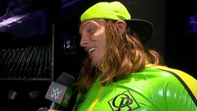 Uniklo video, ve kterém Matt Riddle předvádí své přirození