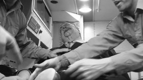 SPOILER: Zakrvácený Paul Heyman byl odvezen sanitkou po brutálním útoku v show RAW