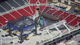 Další záběry z WrestleMania setu na stadionu Raymonda Jamese