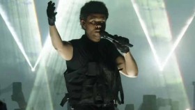 Zpěvák The Weeknd se objevil na hudebním festivalu oblečen jako člen Shieldu