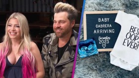 Alexa Bliss & Ryan Cabrera odhalili pohlaví svého dítěte, FOTO: Odmaskování Uncle Howdyho ve WWE 2K23