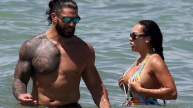 FOTO: Roman Reigns s manželkou na pláži, Odvetný zápas v RAW, Info o placené akci v Saúdské Arábii