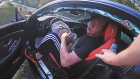 Komik paroduje autonehodu Vince McMahona s odkazy na jeho působení v WWE