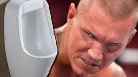 Randy Orton během turné WWE vytrhl pisoár ze zdi v hotelové koupelně
