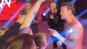 Fanynka na WWE Eventu obtěžovala CM Punka a Codyho Rhodese nevhodnými doteky