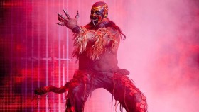 The Boogeyman v zákulisí SmackDownu, Hornswoggle podepsal kontrakt s WWE