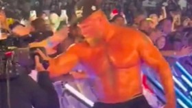 Brock Lesnar na SummerSlamu „ukradl” fanouškovi čepici