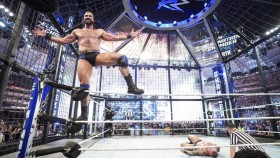 Možné zranění Drewa McIntyrea během Elimination Chamber zápasu