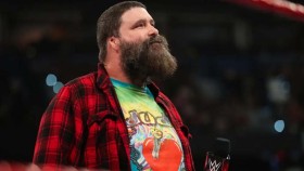 Mick Foley zvažuje odchod z Twitteru poté, co ho koupil Elon Musk