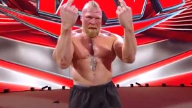Proč Brock Lesnar ukázal vulgární gesto v samém závěru vysílání show RAW?