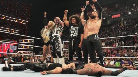 Pondělní show WWE RAW to má těžké proti NFL, ale ...
