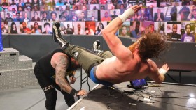 Sami Zayn ukázal jizvy po brutálním zápase s Kevinem Owensem v pátečním SmackDownu