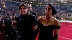 Dominik a Rhea Ripley odešli během projevu Reye Mysteria na ceremoniály WWE HOF