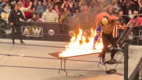 Reakce Micka Foleyho na spot s hořícím stolem v show AEW Dynamite, FOTO Codyho Rhodese po zápase