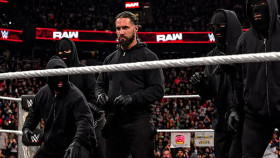 Reakce v zákulisí WWE na segment Setha Rollinse s maskovanými muži v show RAW