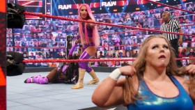 Problémy mezi novými spojenci, WWE oznámila Strap Match