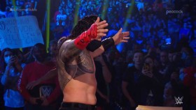 Proč si Roman Reigns na Extreme Rules nasadil masku?