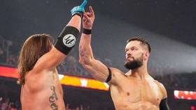 Zatímco Finn Bálor naznačuje spolupráci s AJem, tak WWE vystřihla jejich Too Sweet gesto z RAW