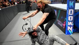 Edge při konfrontaci s Rollinsem porušil něco, za co byl Daniel Bryan propuštěn