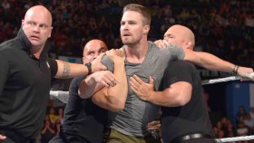 Stephen Amell (Green Arrow) oznámil, že příští týden se zúčastní show RAW