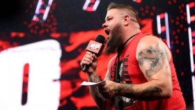 Kevin Owens vyvolal spekulace o odchodu do AEW, jeho kontrakt s WWE byl restrukturalizován