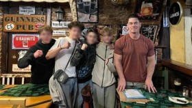 John Cena je opět na Slovensku. V baru na náměstí ochutnal Kofolu