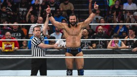 WWE stáhla Drewa McIntyrea ze všech Live Eventů. Je v ohrožení jeho zápas s Romanem Reignsem?