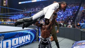 Brutální útok Apolla Crewse a oznámen titulový zápas pro příští SmackDown