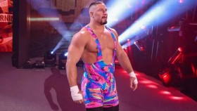 Jaký zákaz dostali NXT komentátoři během debutu Brona Breakkera?