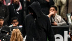 Spekulace o možné identitě maskovaného muže, který napadl Brona Breakkera