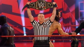 Rozhodčí WWE odhalil svou sexuální orientaci
