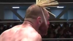Brutální spot Jona Moxleyho během zápasu na NJPW show