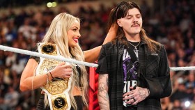 Reakce Liv Morgan na fotografii malého Dominika Mysteria ve WWE