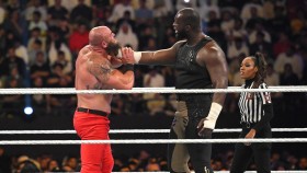 Zákulisní reakce na výkony Omose a Logana Paula na WWE Crown Jewel