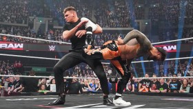 GUNTHER zesměšňuje Jeye Usoa po jeho uklouznutí v show RAW