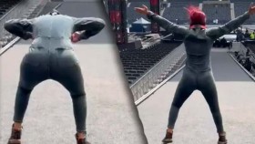 Bayley v zábavném videu napodobuje nástup AJe Stylese