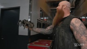 Erick Rowan odhalil svůj vlastní plán, co se mělo ukrývat v jeho tajemné kleci